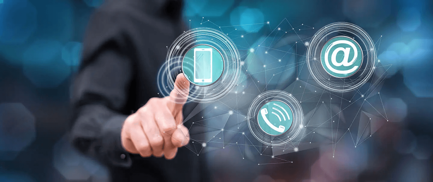 Mesa com um notebook, café e itens de escritório, simbolizando contato e trabalho.